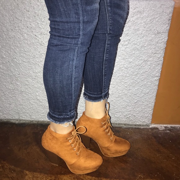 ALMOND TOE PLATFORM LACE UP HEELS - Picture 6 of 6